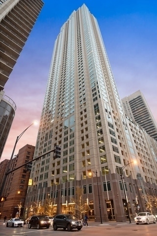 33 W Ontario St
