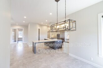 19411 W Campbell Rd in Bend, OR - Building Photo - Building Photo