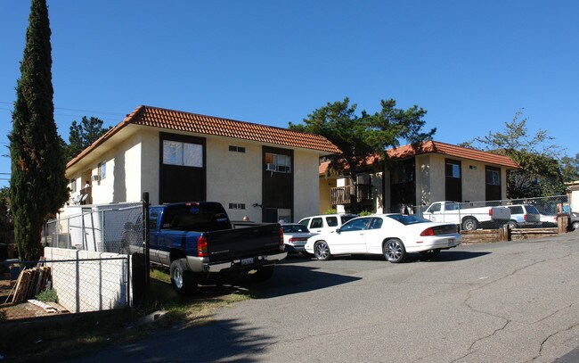 219-229 N Mission Rd in Fallbrook, CA - Building Photo - Building Photo