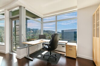3601 SW River Pkwy, Unit 2100 in Portland, OR - Foto de edificio - Building Photo