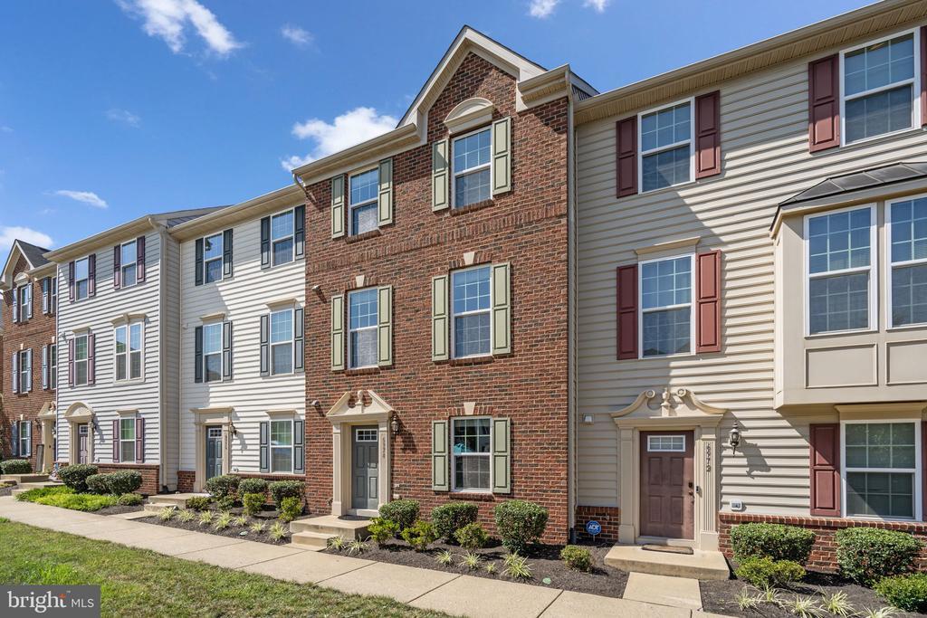 6974 Kona Dr in Gainesville, VA - Foto de edificio