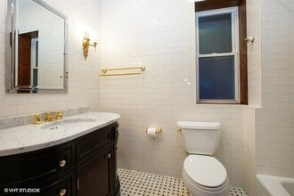 2327 N Southport Ave, Unit 2 in Chicago, IL - Foto de edificio - Building Photo