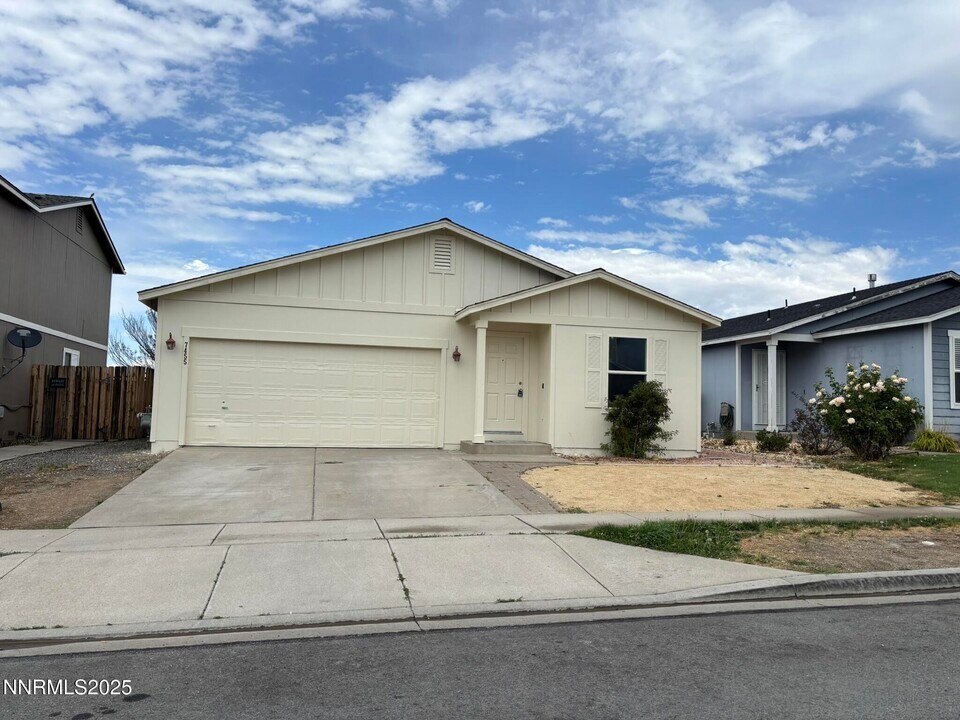 7455 Hebrides Ct in Reno, NV - Building Photo