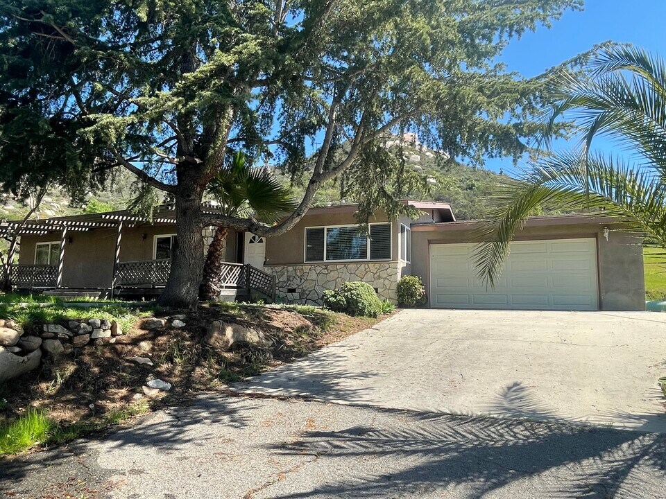 2737 Sarver Ln in San Marcos, CA - Foto de edificio