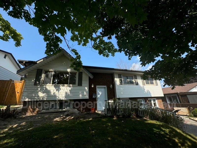 1528 Redwood Dr in Peterborough, ON - Building Photo