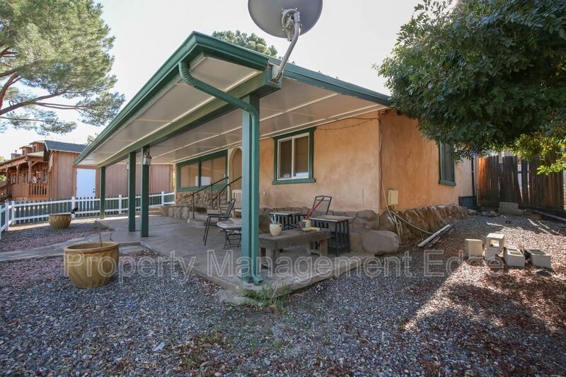 33120 Deeble Entrance in Lake Elsinore, CA - Building Photo