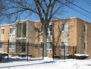 Chapel Court Apartments in Detroit, MI - Building Photo - Building Photo