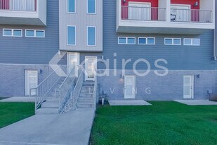 1666 S Razorback Rd in Fayetteville, AR - Building Photo