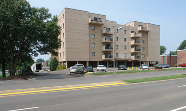 Ft. Henry Arms Condominiums in Kingsport, TN - Building Photo - Building Photo