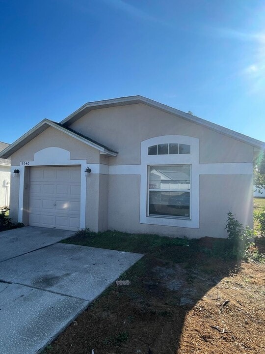 5940 Lake Front Dr in Wesley Chapel, FL - Building Photo