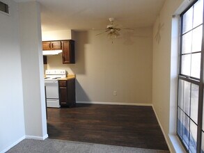 2303 Elm Ave, Unit 2 in Bay City, TX - Foto de edificio - Building Photo