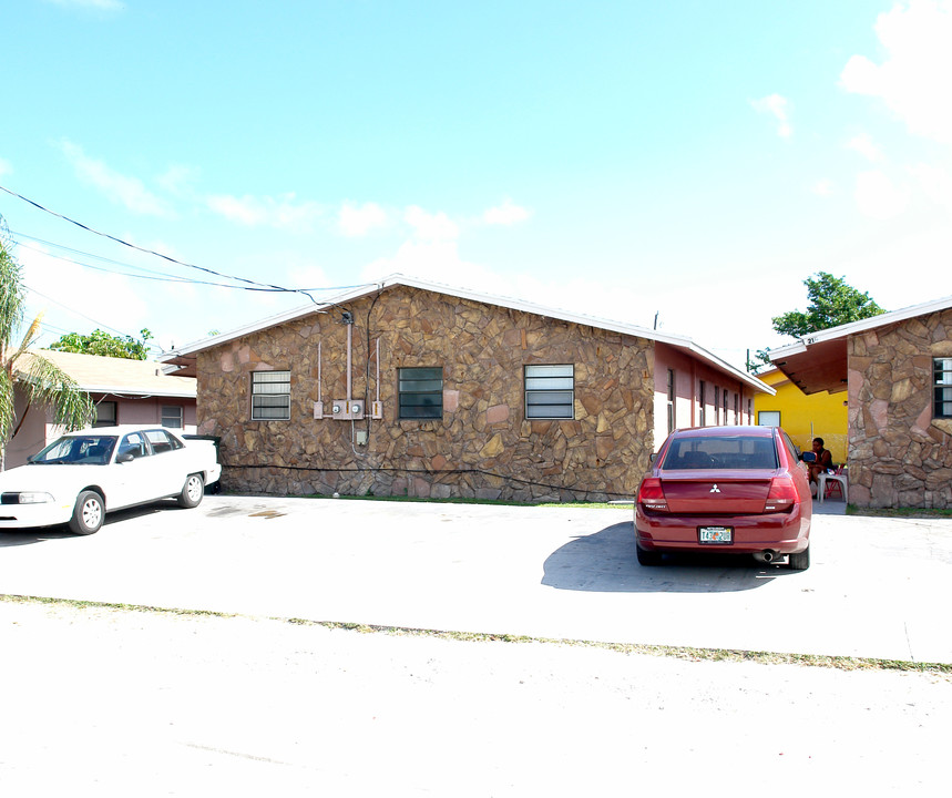 214-220 NW 9th Ave in Dania Beach, FL - Foto de edificio