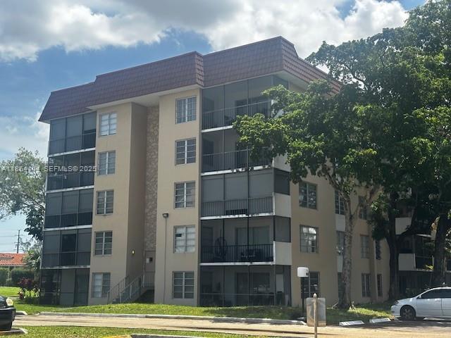 4160 Inverrary Dr in Lauderhill, FL - Building Photo