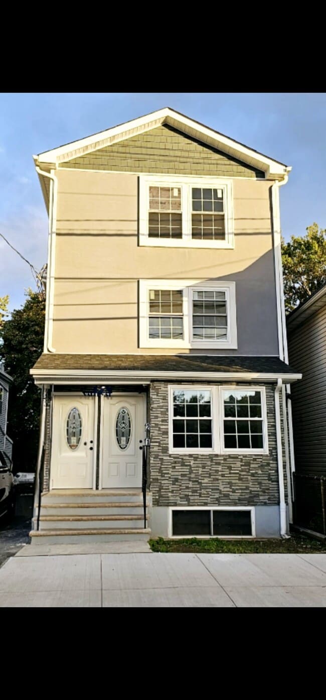 428 Valley St, Unit Apt 1 in Orange, NJ - Building Photo - Building Photo