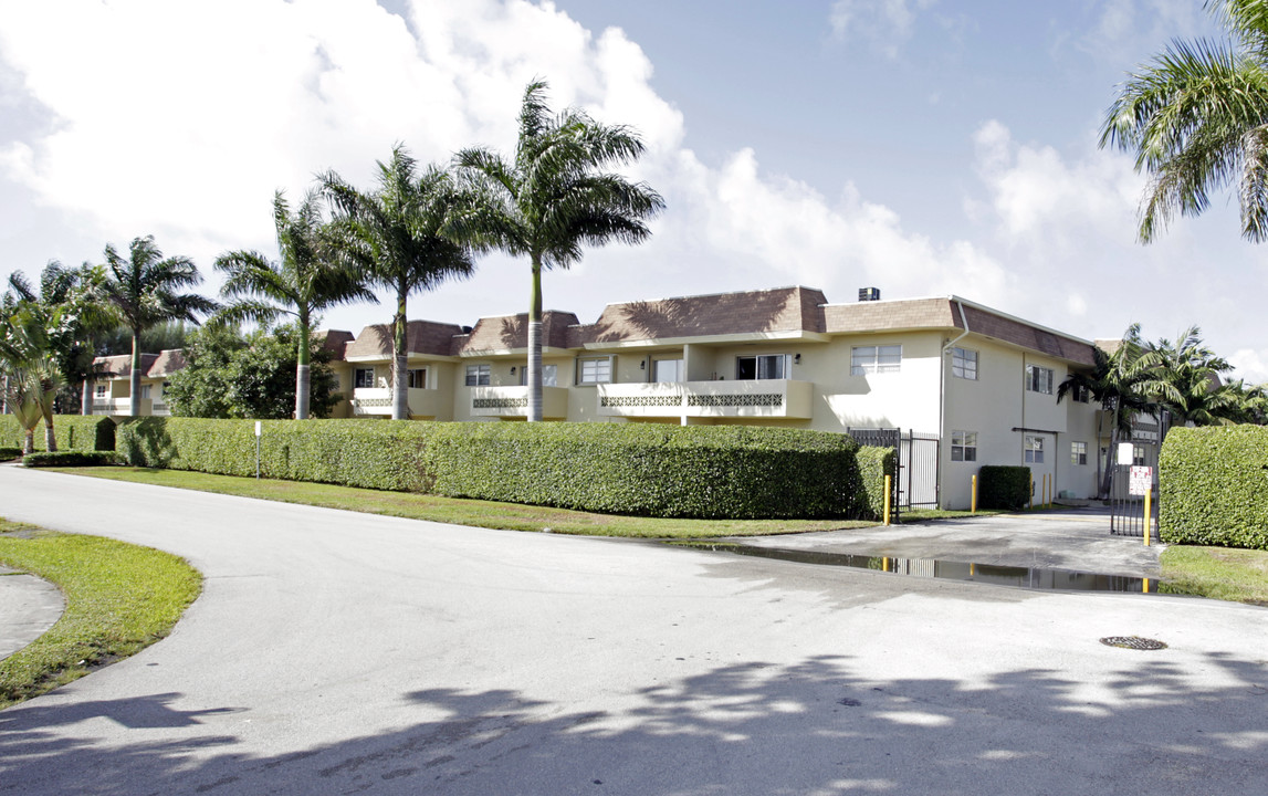 Hidden Gardens Apartments in Village Of Palmetto Bay, FL - Building Photo