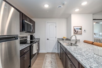 The Residences at LeMoyne Manor in Liverpool, NY - Foto de edificio - Interior Photo