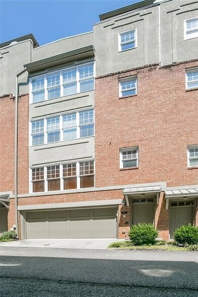 1381 Parkview Ln in Atlanta, GA - Building Photo
