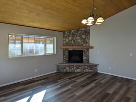 969 Hemlock Ln in Big Bear, CA - Building Photo - Building Photo