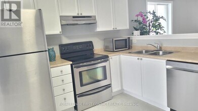 82 Shalom Way in Barrie, ON - Building Photo - Building Photo