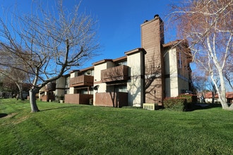 Canyon Creek Apartments in Palmdale, CA - Building Photo - Building Photo