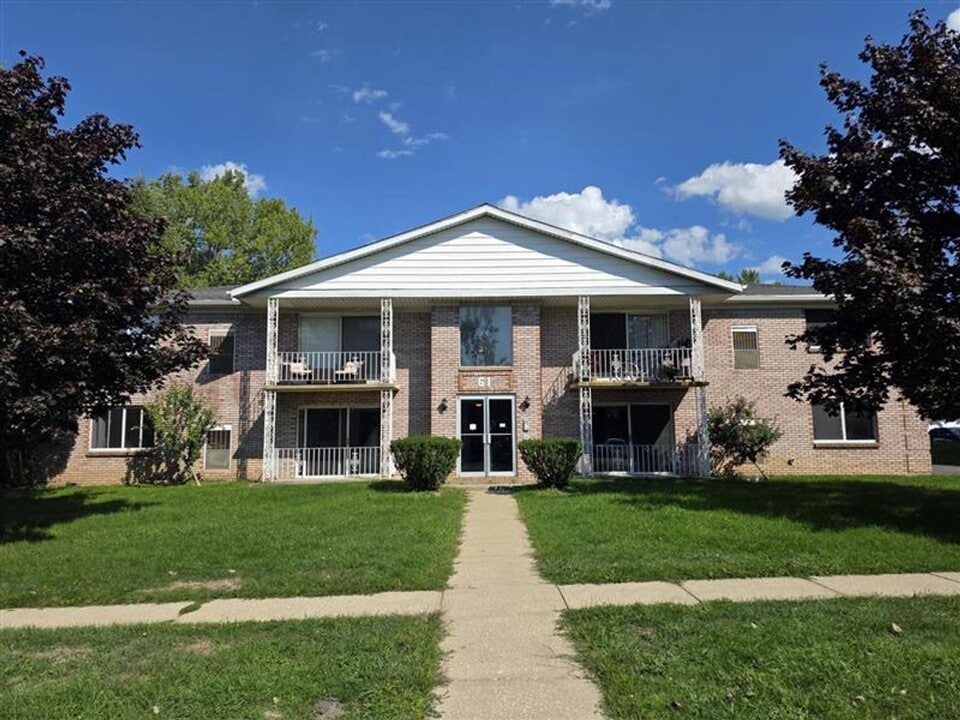 73 Oakridge Dr in West Seneca, NY - Building Photo