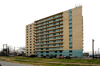 The Brown Suburban in Louisville, KY - Foto de edificio - Building Photo