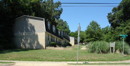 Crown Court Apartments in Raleigh, NC - Building Photo - Building Photo