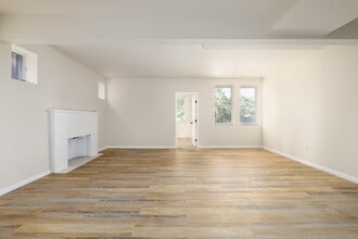 5909 Cates Ave in St. Louis, MO - Building Photo - Interior Photo