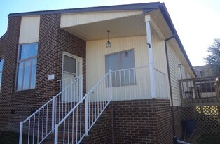 1317 Goldfinch Dr in Harrisonburg, VA - Building Photo