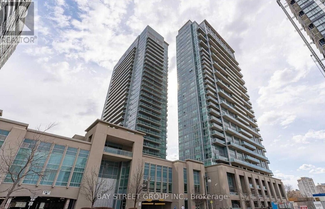2221-165 Legion Rd N in Toronto, ON - Building Photo