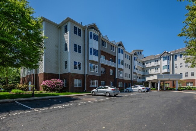 1 King Philip Dr in West Hartford, CT - Building Photo - Building Photo