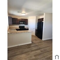 1910 Travis Rd, Unit 5-9 in El Reno, OK - Building Photo