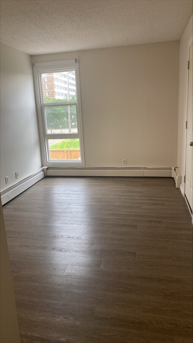 9325-9104 104 Ave NW in Edmonton, AB - Building Photo - Building Photo
