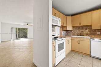 110 Lake Meryl Dr in West Palm Beach, FL - Building Photo - Building Photo