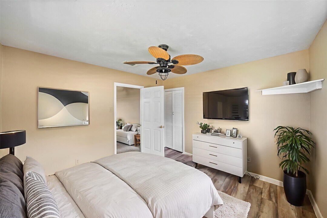 7102 Terrasso Dr in Hitchcock, TX - Building Photo