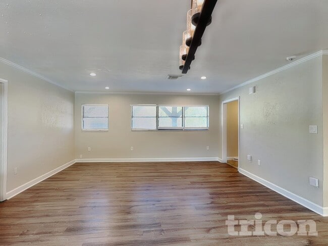 123 Whitaker Rd in Lutz, FL - Building Photo - Building Photo