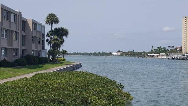 7465 Bay Island Dr S in South Pasadena, FL - Foto de edificio - Building Photo