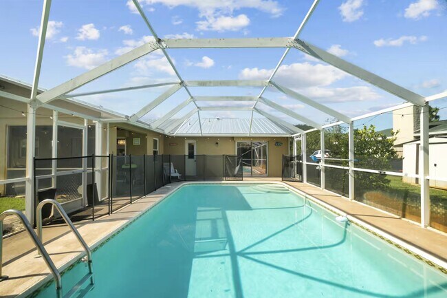 730 SE White Ave in Port St. Lucie, FL - Building Photo - Building Photo