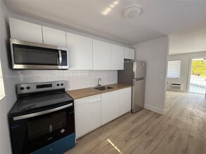 1300 NE 110th St in Miami, FL - Building Photo - Building Photo