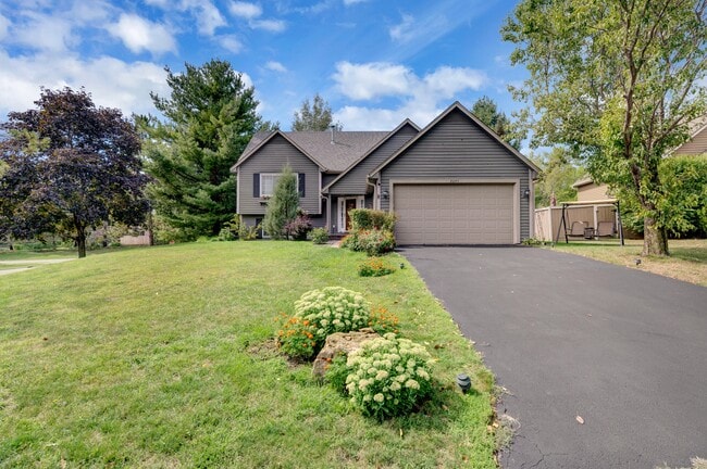 2205 Comstock Ln N in Plymouth, MN - Building Photo - Building Photo