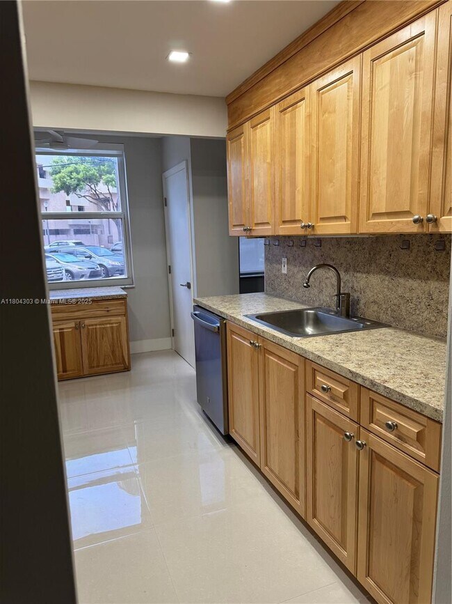 16450 Miami Dr in North Miami Beach, FL - Building Photo - Building Photo