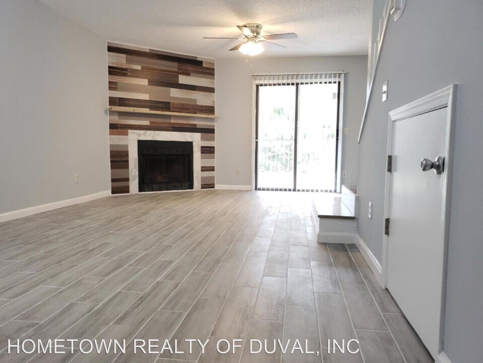 8300 Plaza Gate Ln in Jacksonville, FL - Building Photo
