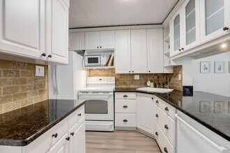 3134 Lake Pine Way in Tarpon Springs, FL - Building Photo - Building Photo