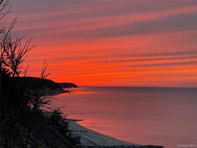 24 Cliff Way in Calverton, NY - Building Photo - Building Photo