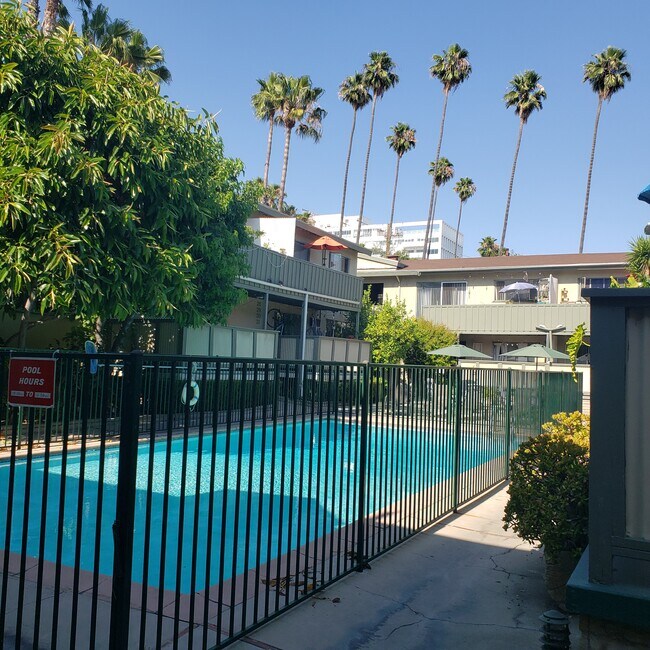 7254 Hollywood Blvd in Los Angeles, CA - Building Photo - Building Photo
