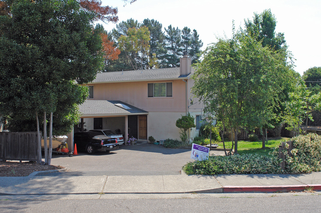 101 Nelson Way in Sebastopol, CA - Foto de edificio