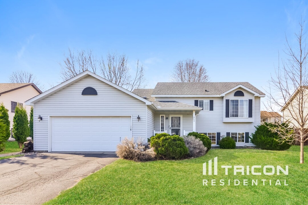 452 Orchard Pkwy W in Shakopee, MN - Building Photo