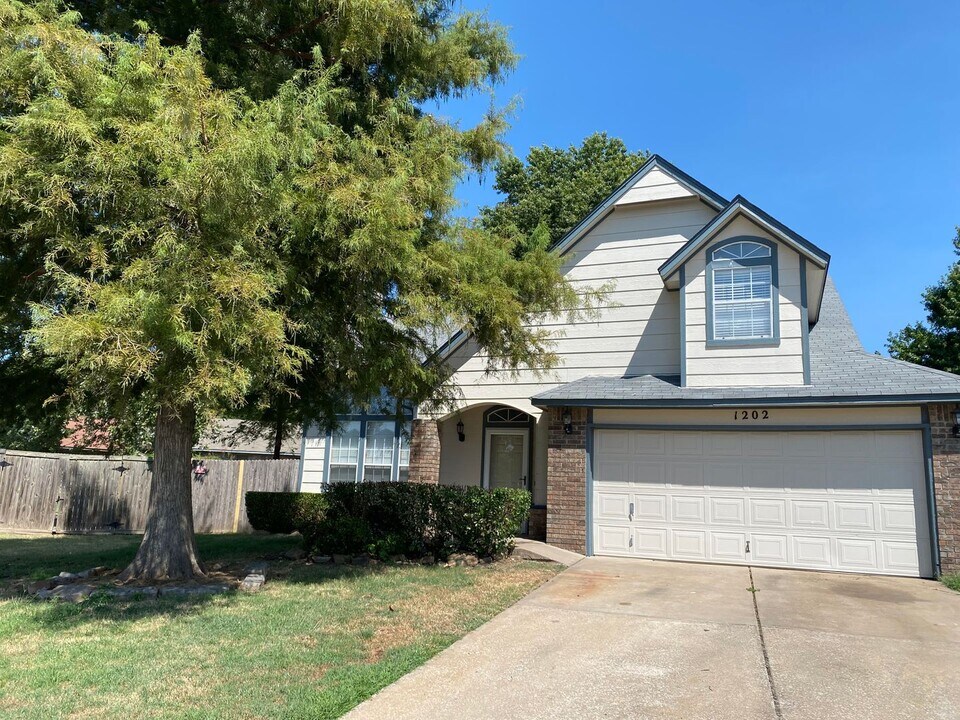 1202 W Edgewater Pl in Broken Arrow, OK - Building Photo
