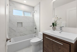 2349 NE 127th St in Seattle, WA - Foto de edificio - Building Photo