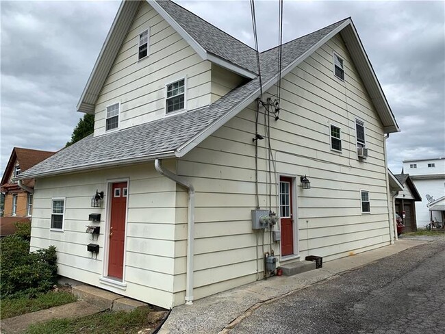 211 Freemont Ave in Butler, PA - Building Photo - Building Photo